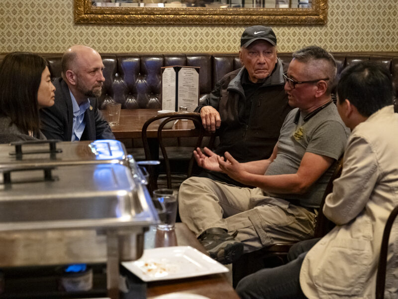 市參事殷嘉立（Joel Engardio）同當地商戶與市民會面。